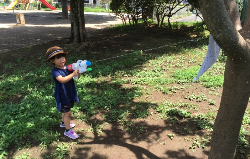 こどもが大好きな水鉄砲遊びがまさかの英語力に繋がる遊びにもなるのです こどもの発達と個性を活かすからできる おうち英語でグローバル子育て