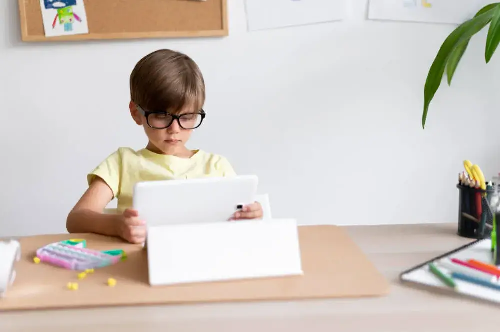 こどもの学びツールが増えている今、PCとタブレット、どちらを選ぶ？
