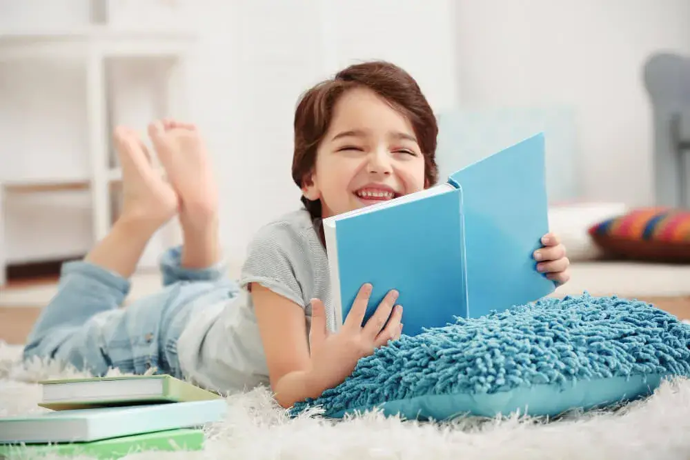 五感を刺激しながら読めるのは、紙の本からだけ受け取れるメリット!
