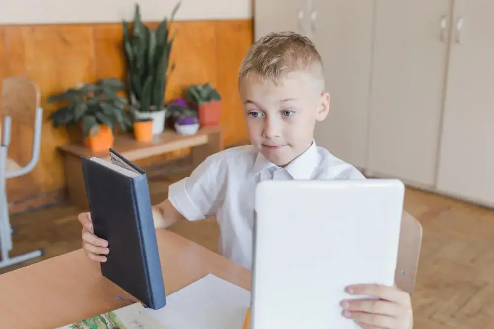おうち英語での多読ツール、紙とデジタル、各々から受け取れるメリット