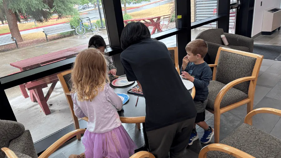 娘が現地のサマーキャンプで『ヘルパー』として参加したことは、単なる『お手伝い』ではなく、役割を果たす存在として認められる体験となった